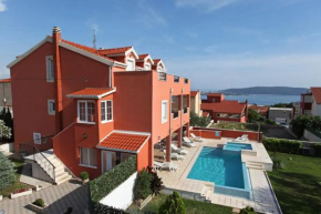 XXL Villa groundfloor apartment with pool